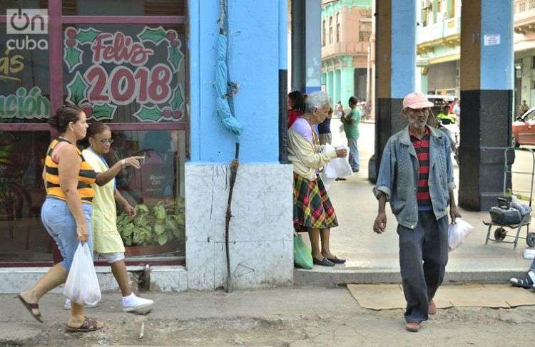 Carteles alegóricos al fin de año en una céntrica calle de La Habana. Foto: Otmaro Rodríguez.