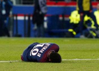 Neymar aparece tirado en el césped tras sufrir una lesión en un partido contra Marsella. Foto: Thibault Camus / AP.