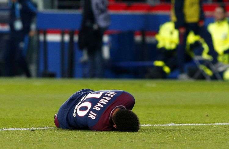 Neymar aparece tirado en el césped tras sufrir una lesión en un partido contra Marsella. Foto: Thibault Camus / AP.