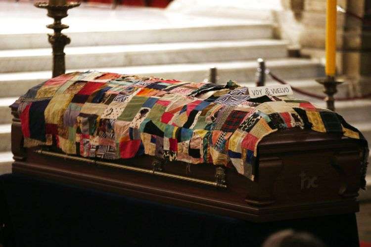 Una manta hecha con retazos de tela, cosida por la madre del poeta Nicanor Parra, cubre su féretro durante un servicio memorial en la Catedral de Santiago, el miércoles 24 de enero de 2018. Foto: Luis Hidalgo / AP.