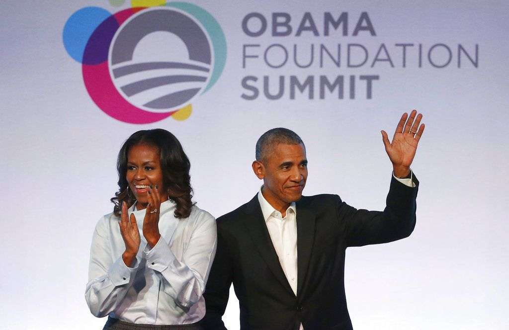 Barack Obama y su esposa Michelle Obama, a su llegada a la primera edición de la Cumbre de la Fundación Obama en Chicago, en 2017. Foto: Charles Rex Arbogast / AP.