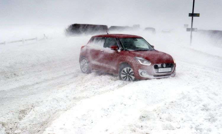 Un auto atrapado en la carretera A192 cerca de Blyth, en el noreste de Inglaterra, por una nevada, el 1ro de marzo de 2018. Foto: Owen Humphreys / PA vía AP.