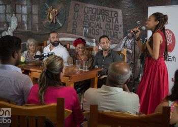La cantante Yulaysi Miranda agradece el haber cantado junto a Omara Portuondo en el disco "Omara siempre". Foto: Otmaro Rodríguez.