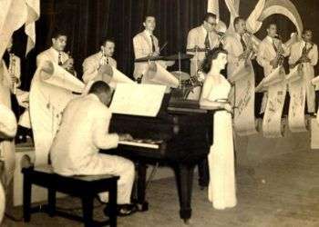 La Orquesta de Armando Romeu con la cantante Delia Bravo y Bebo Valdés al piano en el Teatro Astral. Foto: desmemoriados.com.