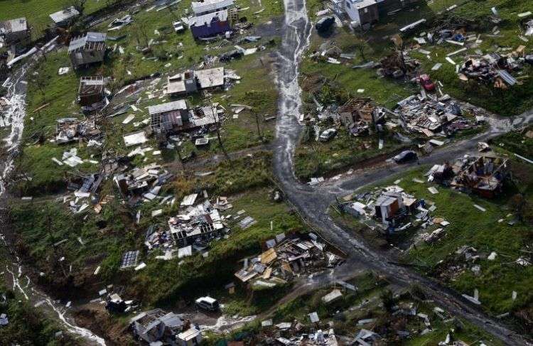 Septiembre de 2017: un vecindario que quedó destruido tras el paso del huracán María en Toa Alta, Puerto Rico. Foto: Gerald Herbert, AP.