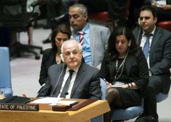 El embajador de Palestina ante la ONU Riyad Mansour escucha a su par estadounidense Nikki Haley durante una reunión del Consejo de Seguridad de Naciones Unidas sobre la situación en Gaza, el martes 15 de mayo del 2018, en la sede de la ONU. Foto: Mary Altaffer / AP.