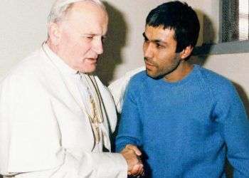 Juan Pablo II junto a Mehmet Ali Agca, quien intentó asesinarlo. Foto: guioteca.com.