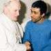 Juan Pablo II junto a Mehmet Ali Agca, quien intentó asesinarlo. Foto: guioteca.com.