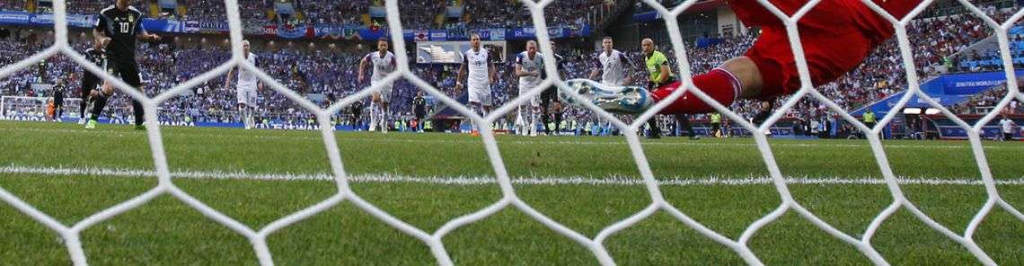 El arquero de Islandia Hannes Halldorsson ataja el remate de penal de Lionel Messi en el partido del Grupo D del Mundial en el estadio Spartak de Moscú. Foto: Antonio Calanni / AP.