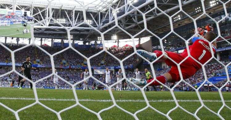 El arquero de Islandia Hannes Halldorsson ataja el remate de penal de Lionel Messi en el partido del Grupo D del Mundial en el estadio Spartak de Moscú. Foto: Antonio Calanni / AP.