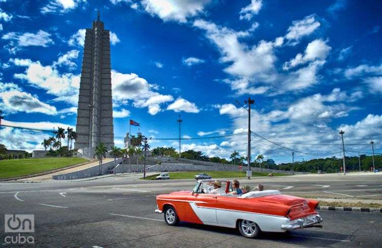 Turistas en la Plaza de La Revolución José Martí, La Habana, Cuba. Foto: Otmaro Rodríguez.