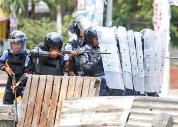 Policía antimotines durante enfrentamientos con manifestantes en Managua, el viernes 20 de abril. Foto: Alfredo Zúñiga / AP.