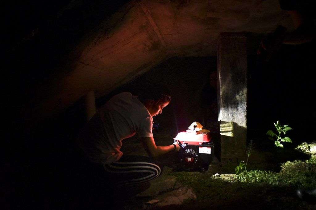 En esta foto del 5 de octubre de 2017, Roberto Figueroa Caballero aparece sentado en los restos de su casa en el barrio la Perla de San Juan, Puerto Rico. Foto: Ramon Espinosa / AP.