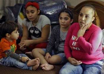 Leslie Rivera y sus hijos en su habitación de hotel en el Rodeway Inn en Tampa, Florida, donde viven después de que el huracán María destruyera su casa en Puerto Rico. Foto: Chris O'Meara / AP.