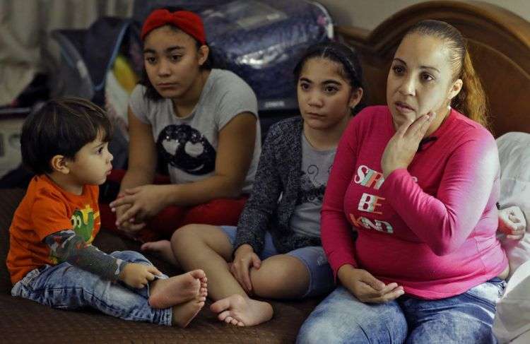 Leslie Rivera y sus hijos en su habitación de hotel en el Rodeway Inn en Tampa, Florida, donde viven después de que el huracán María destruyera su casa en Puerto Rico. Foto: Chris O'Meara / AP.