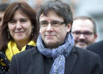 El destituido líder catalán Carles Puigdemont posa el pasado 12 de enero junto a legisladores electos de su partido Juntos por Cataluña en un parque de Bruselas. Foto: Virginia Mayo / AP.
