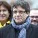 El destituido líder catalán Carles Puigdemont posa el pasado 12 de enero junto a legisladores electos de su partido Juntos por Cataluña en un parque de Bruselas. Foto: Virginia Mayo / AP.