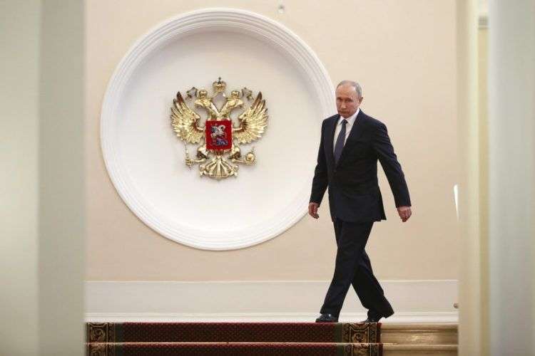 Vladimir Putin entra a una sala del Gran Palacio del Kremlin para asumir como presidente de Rusia. Foto: Sergei Bobylyov, Sputnik, Kremlin Pool Photo via AP.
