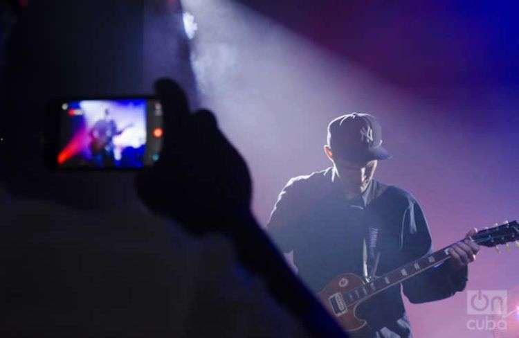 Josh Klinghoffer, guitarrista de los Red Hot Chili Peppers, durante una actuación en Fábrica de Arte Cubano en 2015. Foto: Claudio Pelaez Sordo.