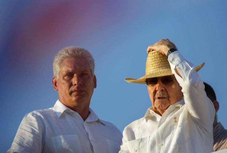 Primero de mayo de 2016, el primer vicepresidente de Cuba, Miguel Díaz-Canel, presencia con el presidente Raúl Castro el desfile en La Habana. Díaz-Canel sería el próximo presidente de Cuba. Foto: Ramón Espinosa / AP.