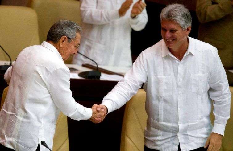 El presidente cubano Raúl Castro, a la izquierda, estrecha la mano del vicepresidente Miguel Díaz-Canel al cierre de la sesión legislativa en la Asamblea Nacional el 20 de diciembre de 2014. Foto: Ramón Espinosa / AP.