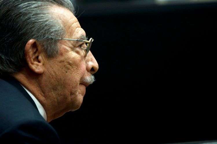 El exdictador de Guatemala Efraín Ríos Montt en una audiencia previa a su juicio en Guatemala en enero de 2013. Ríos Montt, que tomó el poder mediante un golpe de Estado en 1982 y presidió uno de los períodos más sangrientos de la guerra civil guatemalteca, murió hoy de un infarto a los 91 años. Foto: Moisés Castillo / AP.
