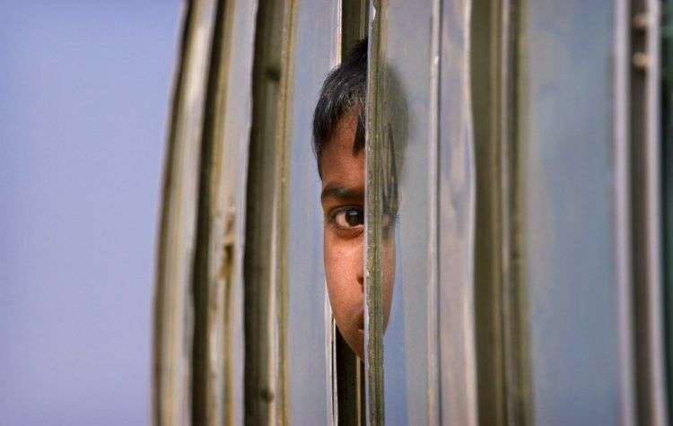 Un niño rohinya, que vive en un campo de refugiados cerca de la frontera entre Bangladesh y Myanmar, mira a través de la ventana de un autocar durante un trayecto al campamento de Balukhali, a 50 kms de Cox's Bazar, en Bangladesh, el 18 de enero de 2018. Foto: Manish Swarup / AP / Archivo.