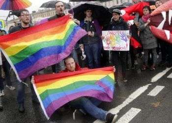 Activistas gays protestan en San Petersburgo, Rusia, el 1ro de mayo de 2018. Foto: Dmitri Lovetsky / AP.