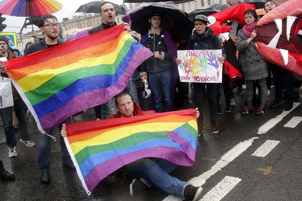 Activistas gays protestan en San Petersburgo, Rusia, el 1ro de mayo de 2018. Foto: Dmitri Lovetsky / AP.