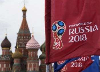 Una bandera con el logo de la Copa del Mundo 2018 ondea frente a la Catedral de de San Basilio, en Moscú. Foto: Pavel Golovkin / AP.