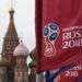 Una bandera con el logo de la Copa del Mundo 2018 ondea frente a la Catedral de de San Basilio, en Moscú. Foto: Pavel Golovkin / AP.