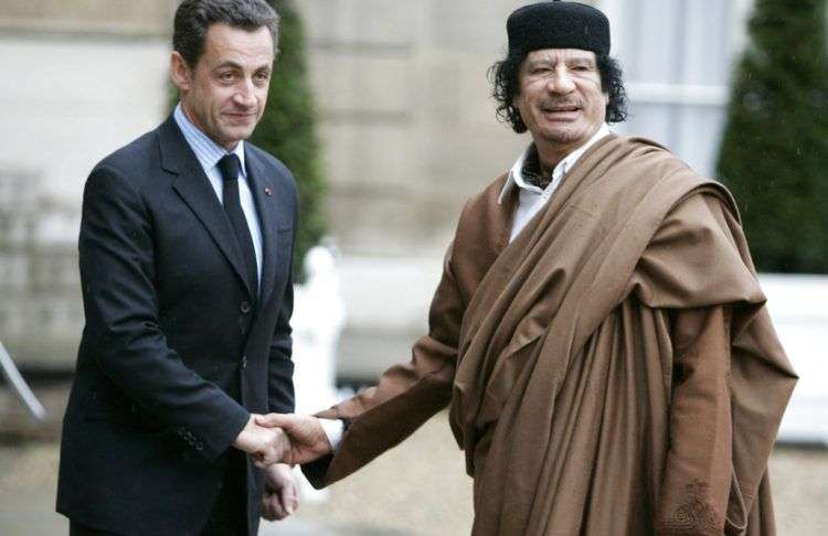 El entonces presidente de Francia, Nicolas Sarkozy (izquierda), da la mano al líder libio Moamar Gadafi a su llegada al Palacio del Elíseo, en París, en 2007. Foto: Francois Mori / AP.