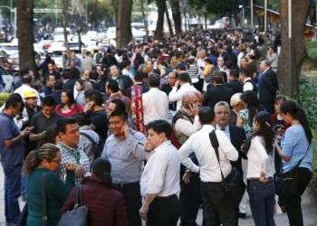 La gente permanece sobre la avenida Reforma en la Ciudad de México luego de un sismo de 7,2 grados que sacudió el sur y centro del país. Foto: Marco Ugarte / AP.