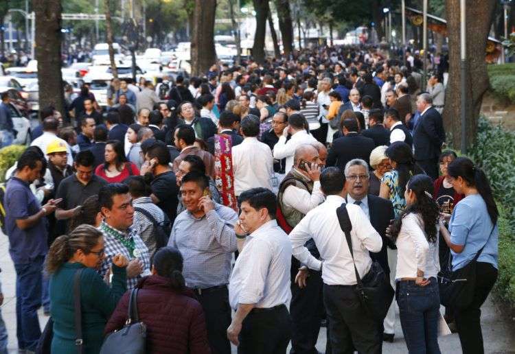 La gente permanece sobre la avenida Reforma en la Ciudad de México luego de un sismo de 7,2 grados que sacudió el sur y centro del país. Foto: Marco Ugarte / AP.