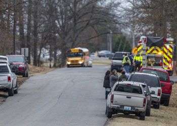 Vehículos de emergencia acuden a una escuela en Benton, Kentucky, donde ocurrió un ataque a tiros. Foto: Ryan Hermens / The Paducah Sun via AP.