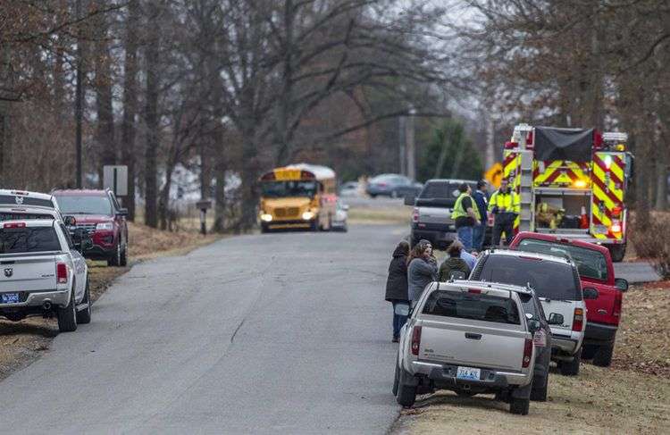 Vehículos de emergencia acuden a una escuela en Benton, Kentucky, donde ocurrió un ataque a tiros. Foto: Ryan Hermens / The Paducah Sun via AP.