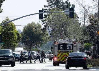 La escena frente a las oficinas de YouTube en San Bruno, California, donde se reportó un tiroteo. Foto: Jeff Chiu / AP.