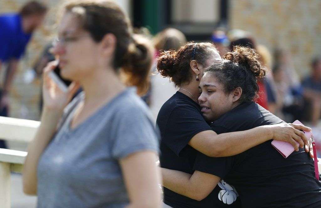 La estudiante de la Santa Fe High School Guadalupe Sánchez, de 16 años, llora abrazada por su madre, Elida Sánchez, al encontrarse tras un tiroteo en la escuela que dejó varios muertos y heridos. Foto: Michael Ciaglo / Houston Chronicle vía AP.