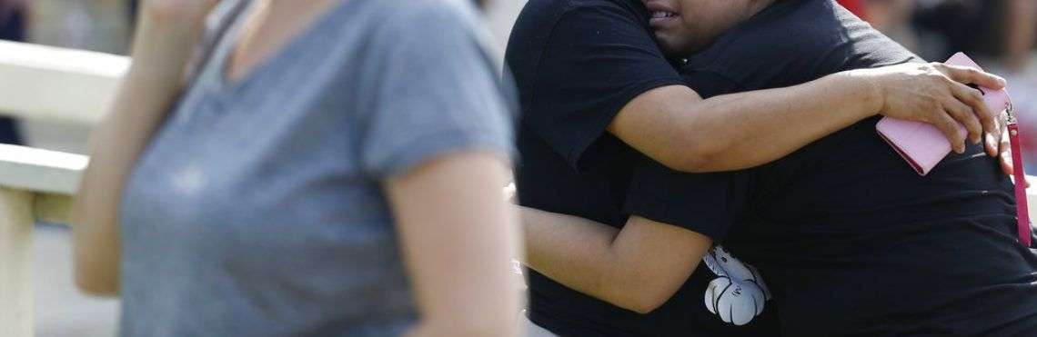 La estudiante de la Santa Fe High School Guadalupe Sánchez, de 16 años, llora abrazada por su madre, Elida Sánchez, al encontrarse tras un tiroteo en la escuela que dejó varios muertos y heridos. Foto: Michael Ciaglo / Houston Chronicle vía AP.