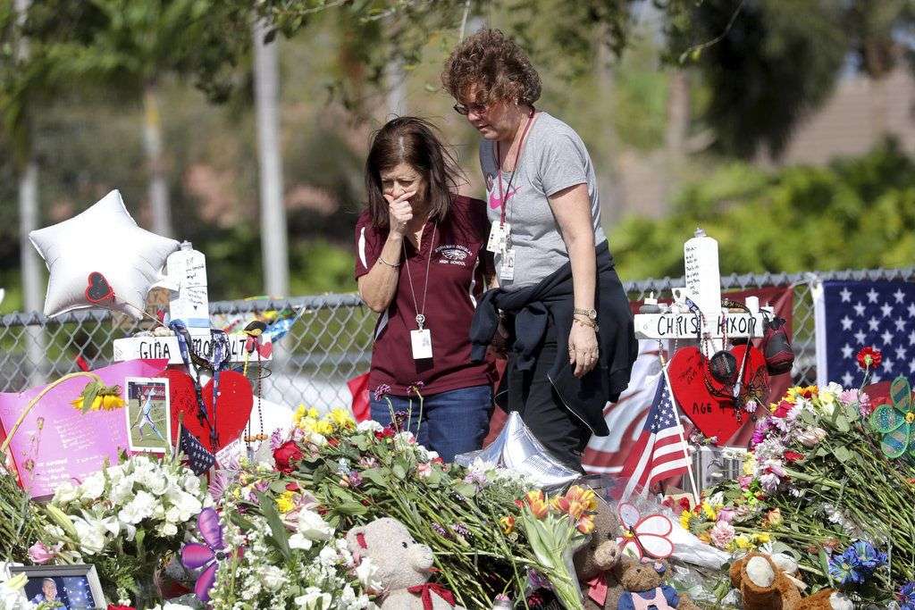 Empleadas de la escuela secundaria Marjory Stoneman Douglas regresan a la institución en Parkland, Florida, el viernes 23 de febrero de 2018, por primera vez desde que 17 personas murieron baleadas en un tiroteo Foto: Mike Stocker / South Florida Sun-Sentinel vía AP.