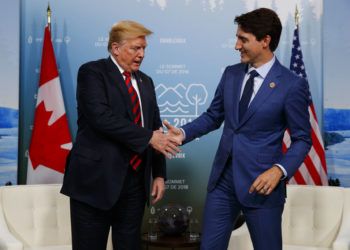 El presidente de Estados Unidos, Donald Trump, estrecha la mano del primer ministro de Canadá, Justin Trudeau, durante una reunión en la cumbre del G-7, el viernes 8 de junio de 2018 en Charlevoix, Canadá. Foto: Evan Vucci / AP.