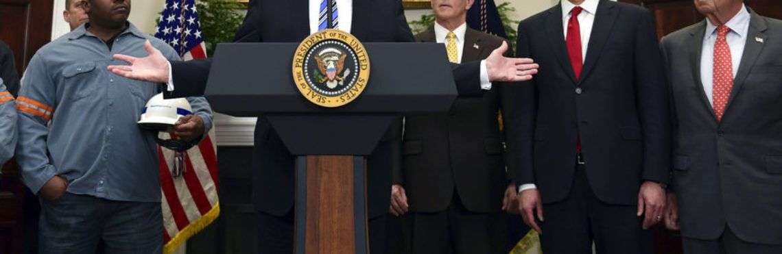 Trump anuncia sus aranceles sobre el acero y el aluminio en la Casa Blanca. Foto: Susan Walsh / AP.