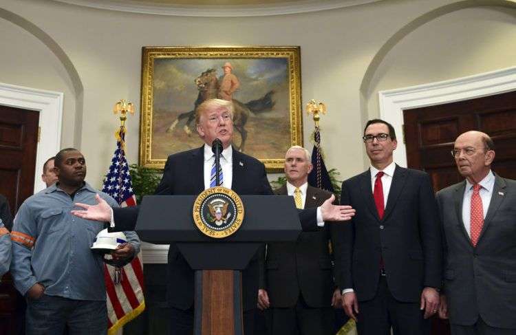 Trump anuncia sus aranceles sobre el acero y el aluminio en la Casa Blanca. Foto: Susan Walsh / AP.