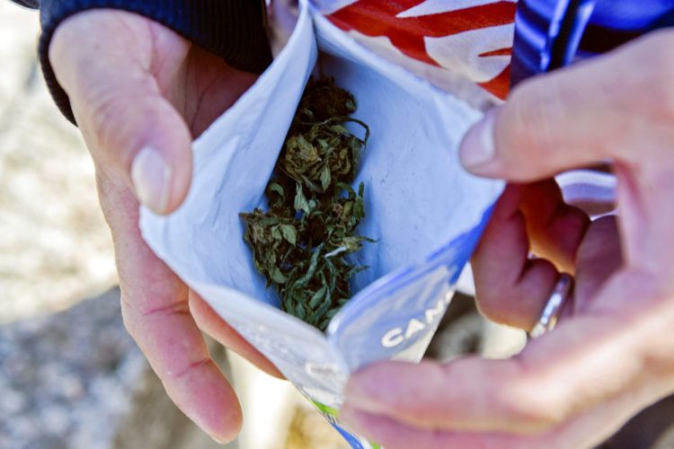 Bolsa con 10 gramos de marihuana legal comprada en una farmacia. Foto: Matilde Campodonico / AP.