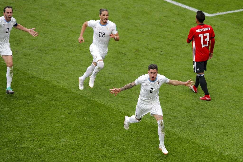 EL defensor de Uruguay José Giménez anota el gol para la victoria 1-0 ante Egipto. Foto: Vadim Ghirda / AP.