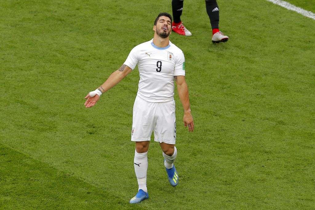 Luis Suárez tras desperdiciar una ocasión de gol. Foto: Vadim Ghirda / AP.