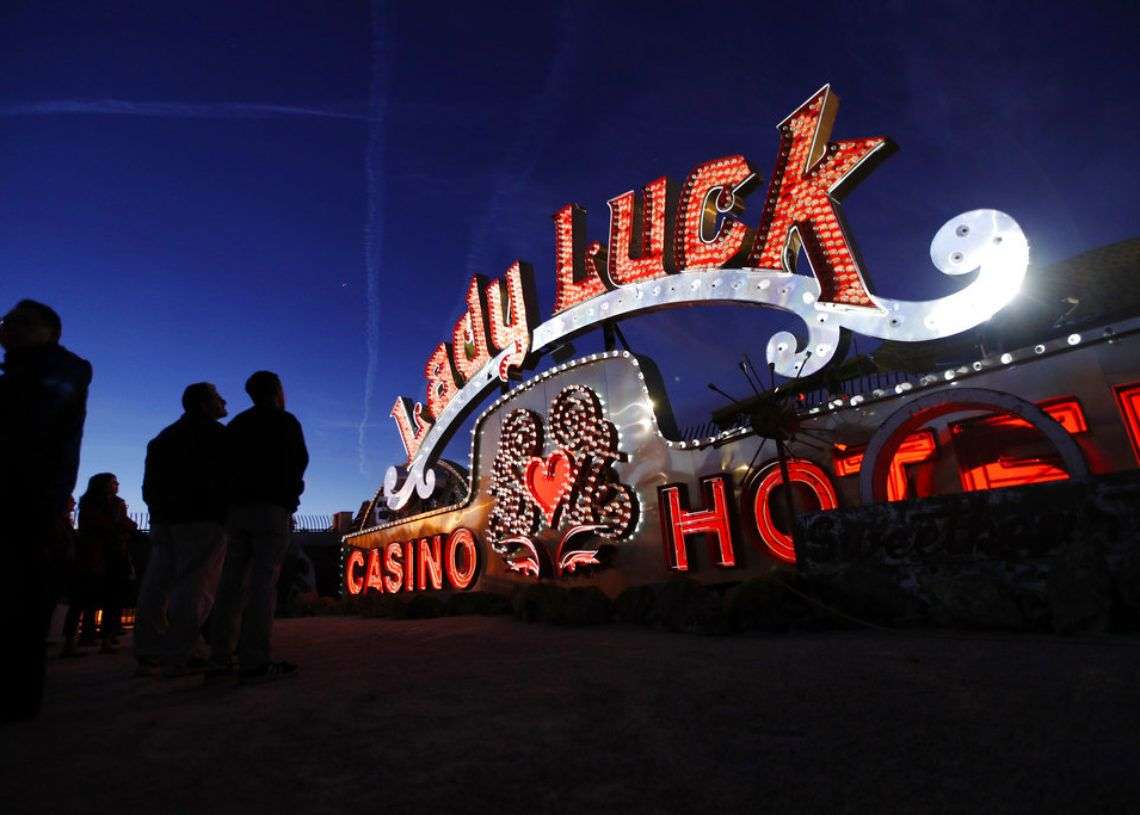 Las Vegas exhibe históricos letreros de neón OnCuba News