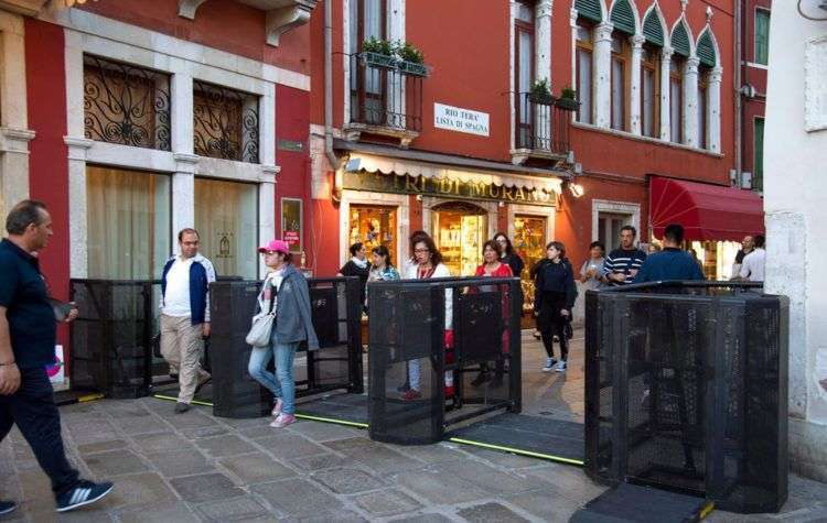 Puertas colocadas por las autoridades locales para manejar el flujo de turistas durante el fin de semana festivo. Foto: Riccardo Gregolin / ANSA vía AP.