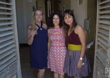 De izquierda a derecha, Sarah Saunders, Sachie Hernández y Mari Claudia García en la celebración en Arsenal Habana del quinto aniversario de Women´s Internatinal Cigar Club. Foto: Otmaro Rodríguez.
