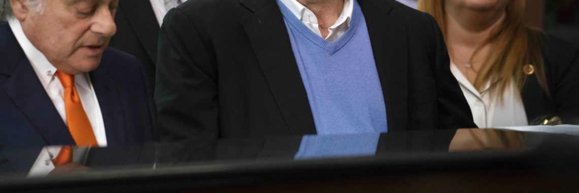 Harvey Weinstein comparece en un tribunal en Nueva York el 25 de mayo de 2018 bajo cargos de violación y violencia sexual. Foto: Steven Hirsch / New York Post vía AP.